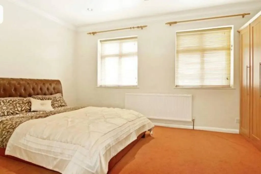Holiday home Beautiful 6 Bedroom With Spacious Lounge & Rooms Free Parking Erith