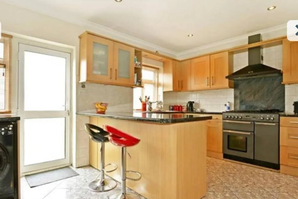 Beautiful 6 Bedroom With Spacious Lounge & Rooms Free Parking Erith