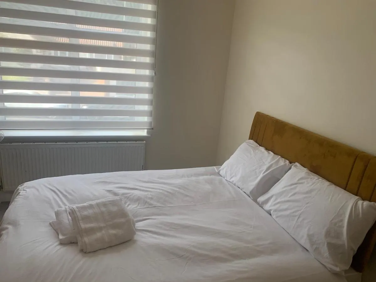 Beautiful 6 Bedroom With Spacious Lounge & Rooms Free Parking Erith Holiday home