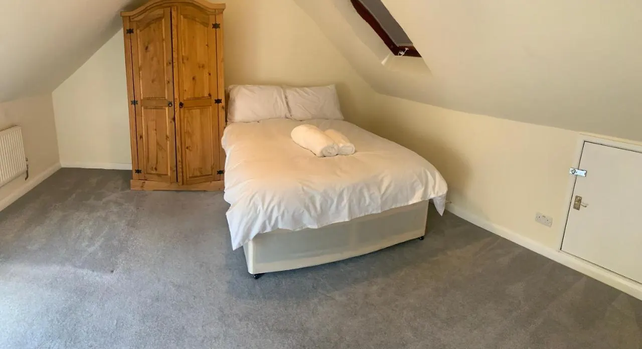 Beautiful 6 Bedroom With Spacious Lounge & Rooms Free Parking Erith 0*,  United Kingdom