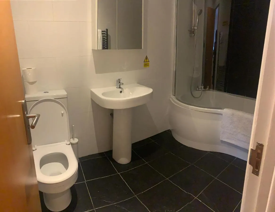 Holiday home Beautiful 6 Bedroom With Spacious Lounge & Rooms Free Parking Erith