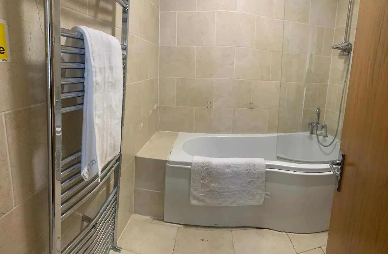 Beautiful 6 Bedroom With Spacious Lounge & Rooms Free Parking Erith
