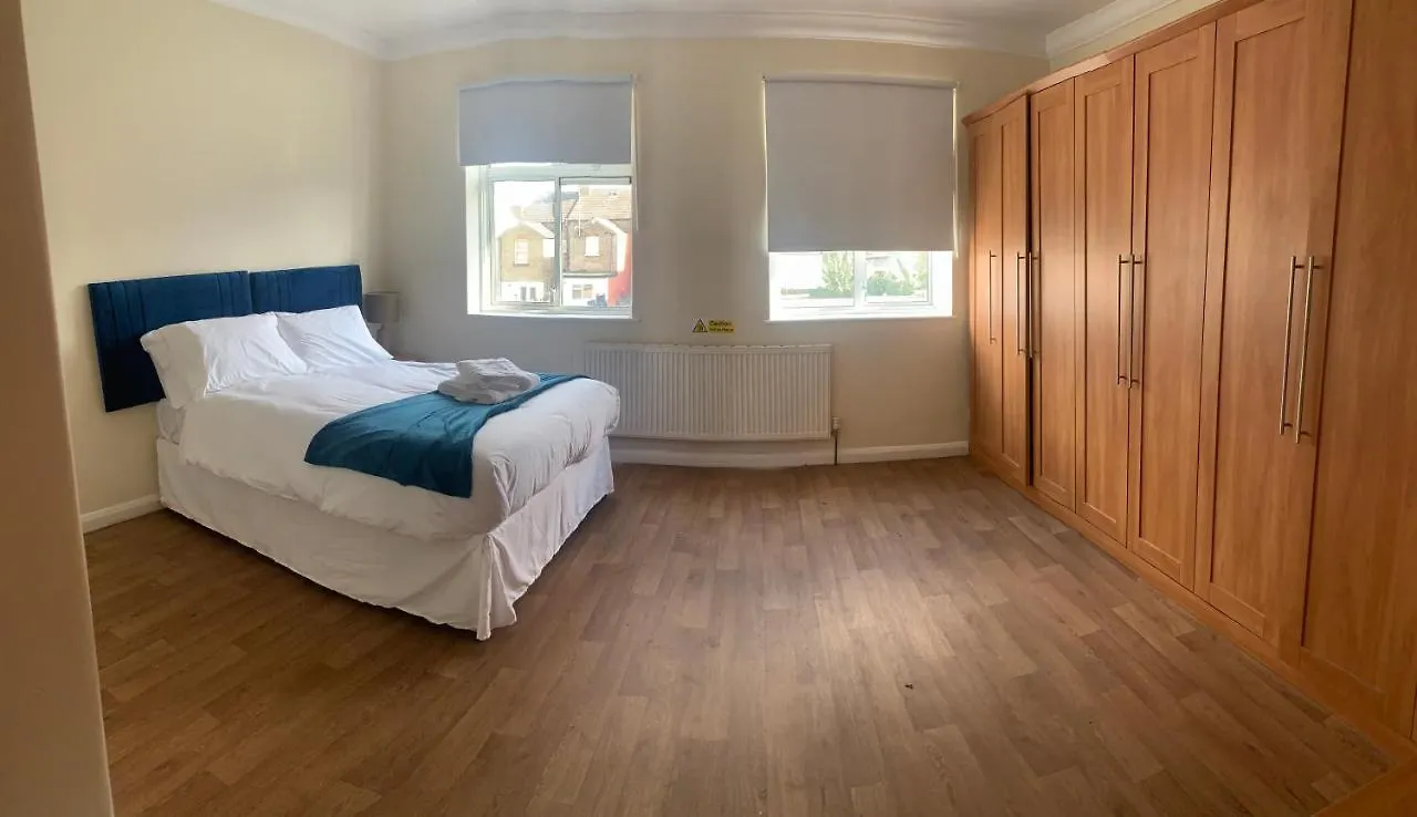 Beautiful 6 Bedroom With Spacious Lounge & Rooms Free Parking Erith Holiday home