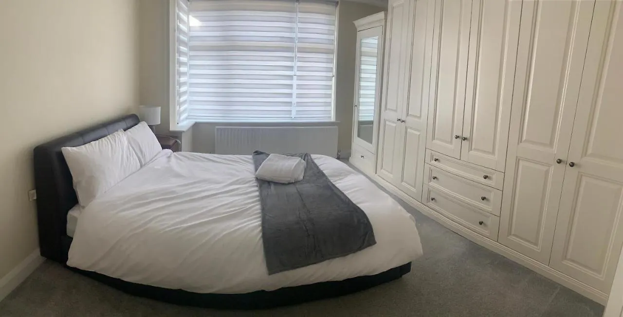 Holiday home Beautiful 6 Bedroom With Spacious Lounge & Rooms Free Parking Erith United Kingdom