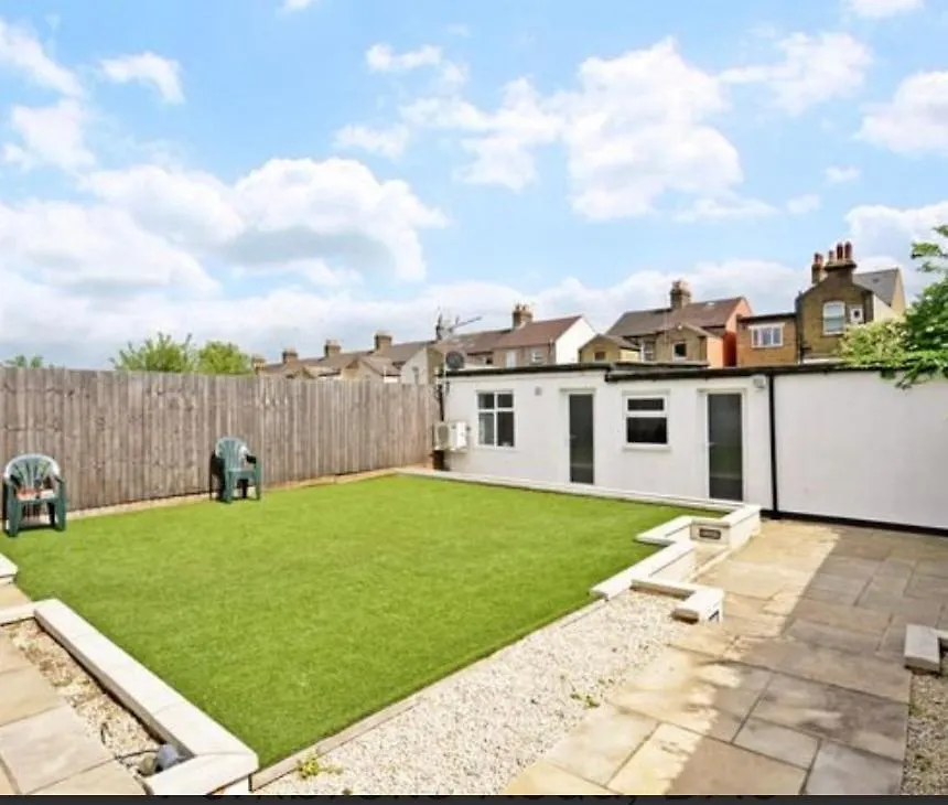 Beautiful 6 Bedroom With Spacious Lounge & Rooms Free Parking Erith