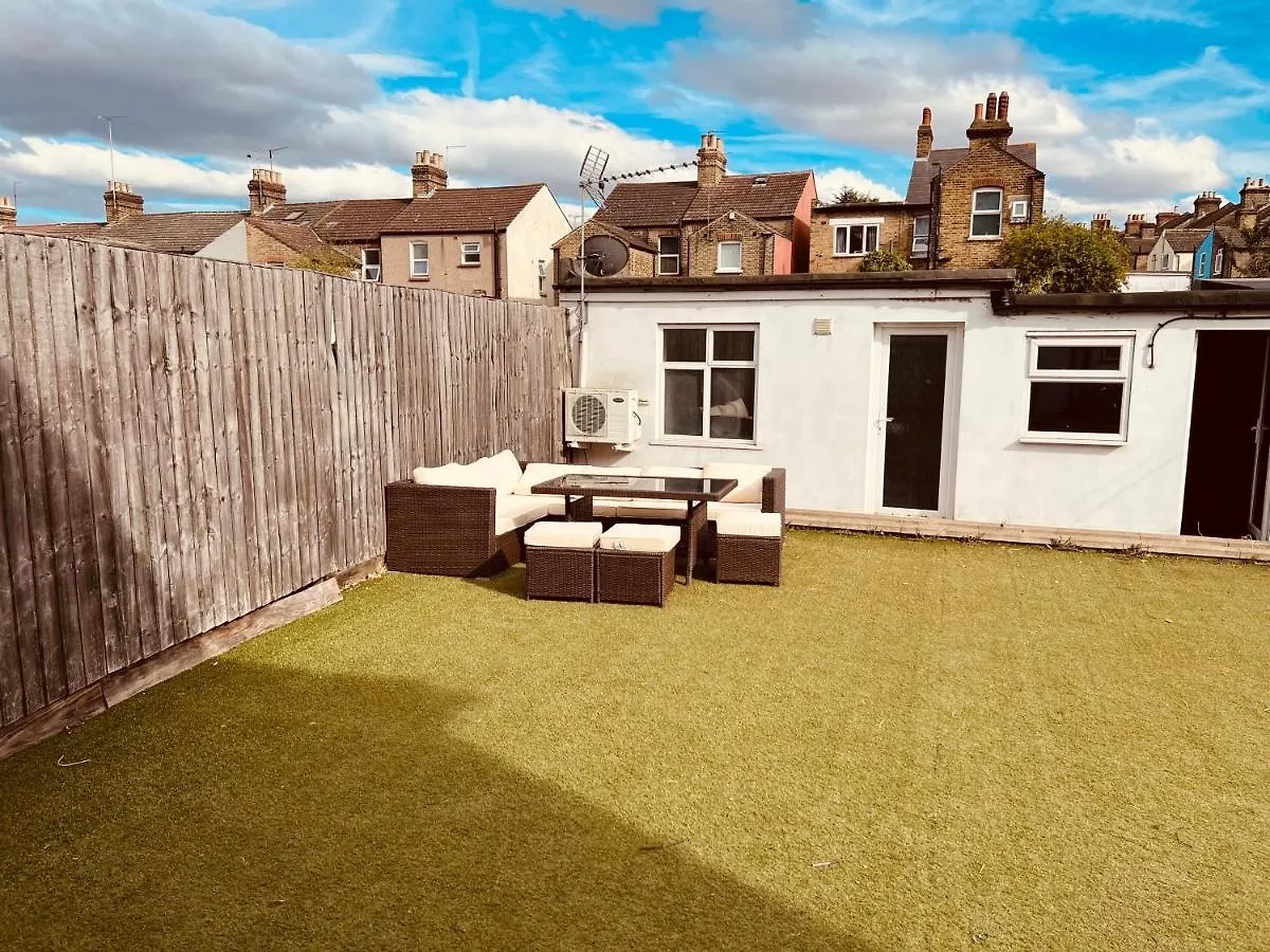 Beautiful 6 Bedroom With Spacious Lounge & Rooms Free Parking Erith United Kingdom