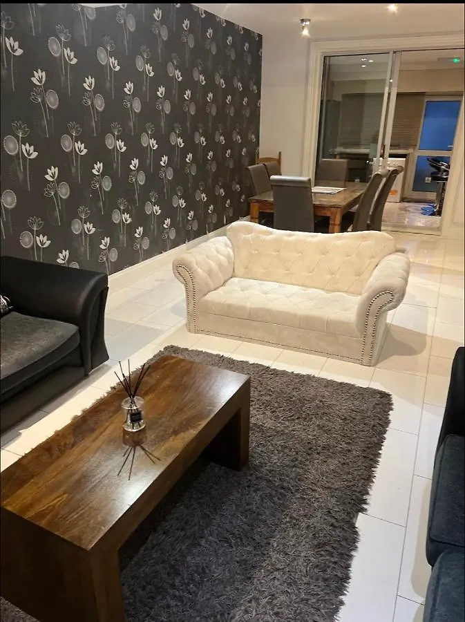 Beautiful 6 Bedroom With Spacious Lounge & Rooms Free Parking location
